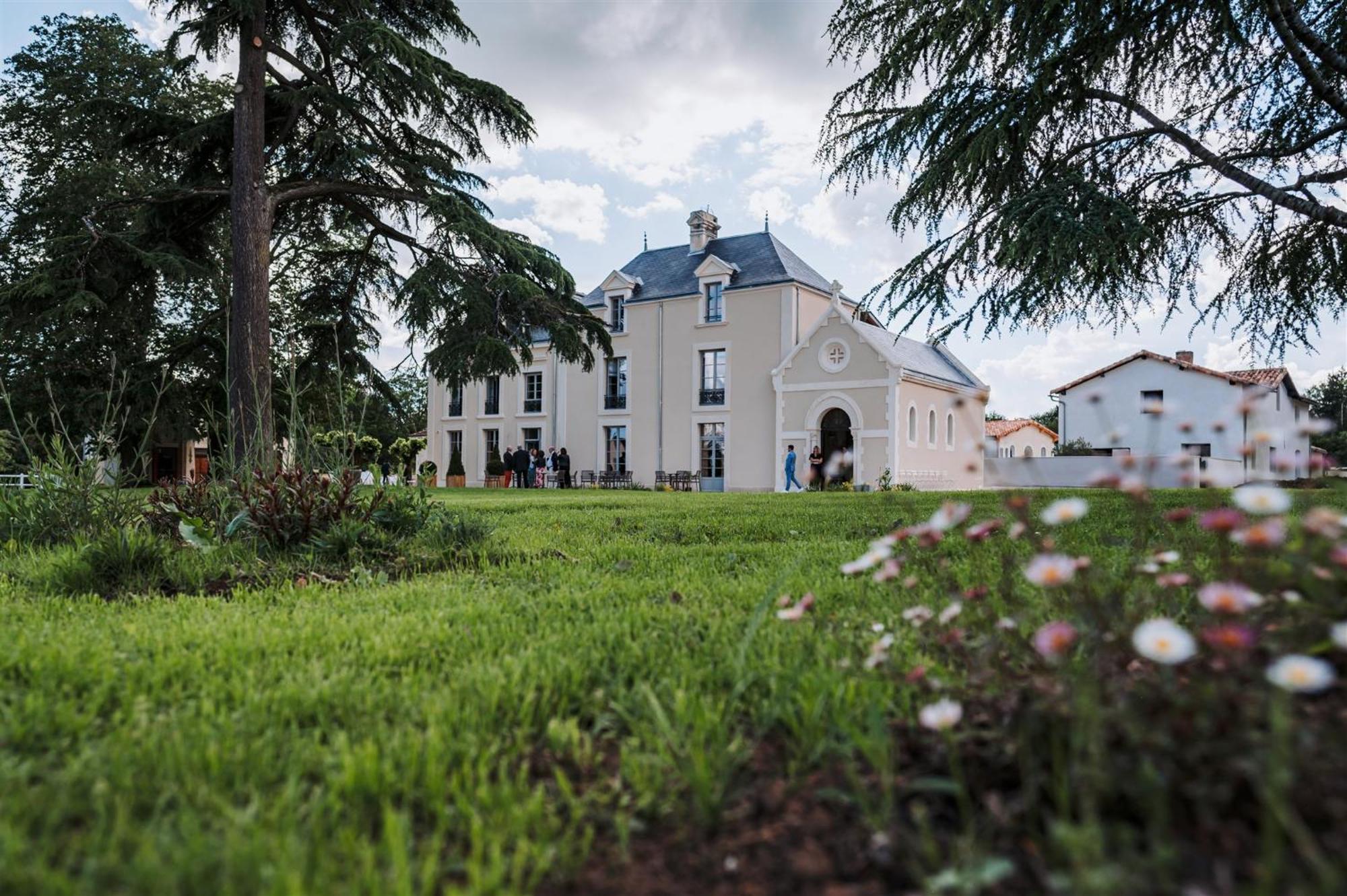 فندق Domaine De L'Ecorcerie Fontaine-le-Comte المظهر الخارجي الصورة