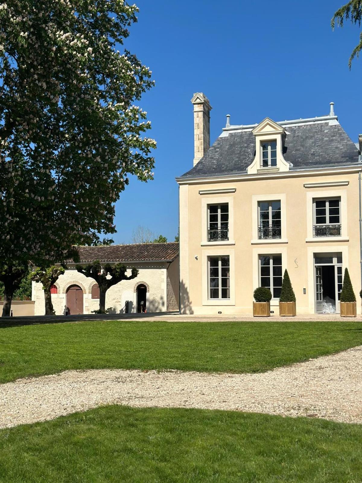 فندق Domaine De L'Ecorcerie Fontaine-le-Comte المظهر الخارجي الصورة